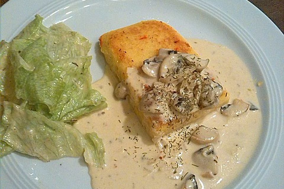 Polentaschnitten mit Bergkäse und Safran, Pilzrahmsauce und Eisbergsalat Polentaschnitten mit Bergkäse und Safran, Pilzrahmsauce und Eisbergsalat