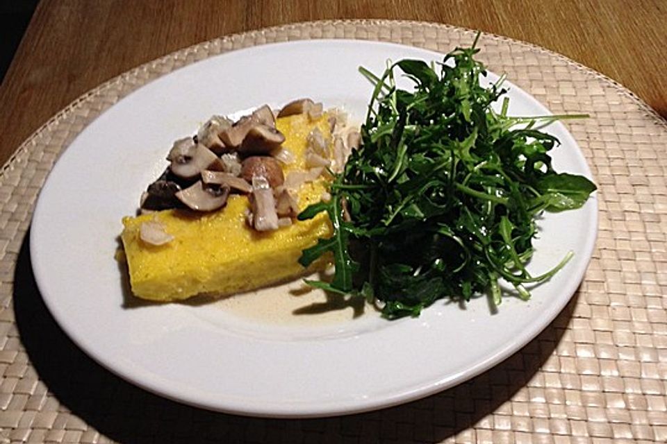 Polentaschnitten mit Bergkäse und Safran, Pilzrahmsauce und Eisbergsalat Polentaschnitten mit Bergkäse und Safran, Pilzrahmsauce und Eisbergsalat