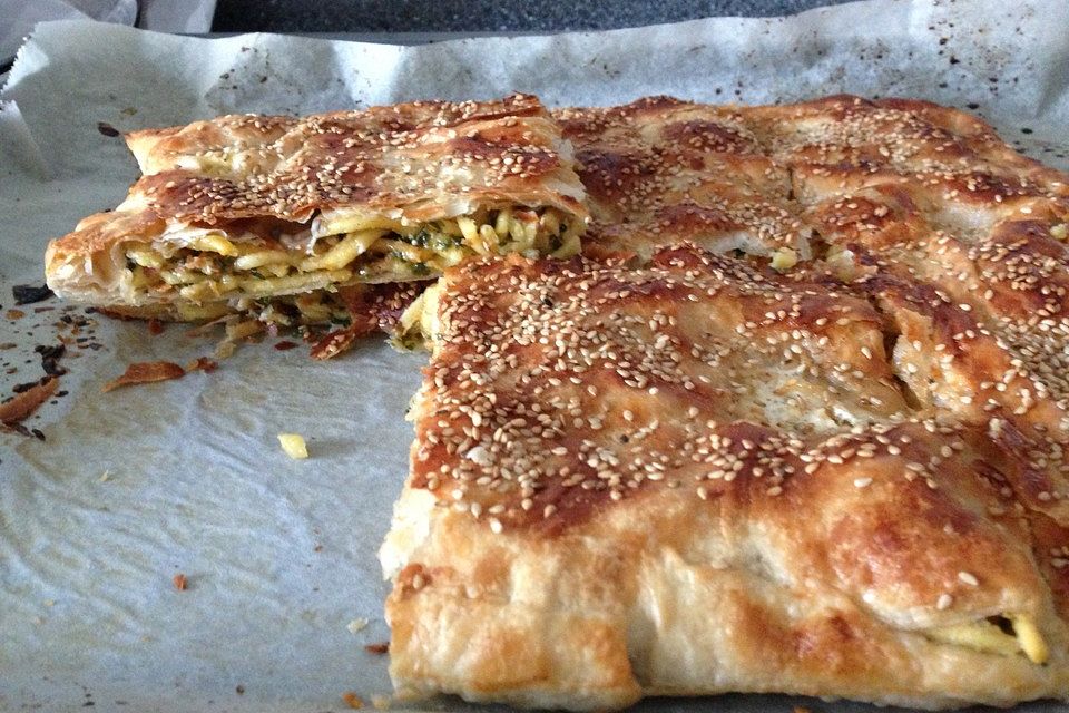 Blechbörek mit Spätzle-Nudeln