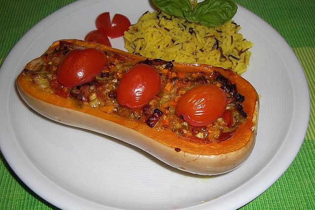 Butternut-Kürbis mit Gemüsefüllung an Kurkuma-Reis und Lauch-Weißwein ...