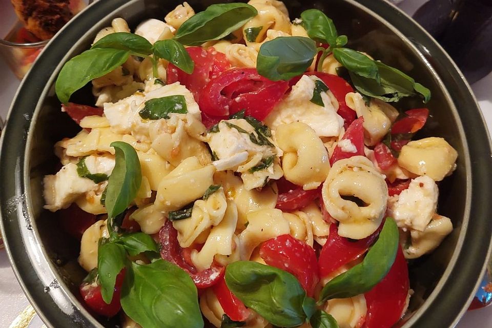 Tomaten-Tortellini-Salat