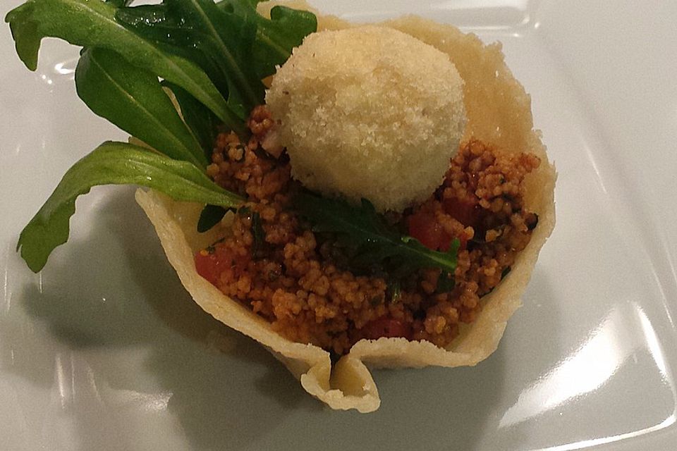 Orientalischer Couscous mit Birne und Rucola im Parmeskörbchen mit Käsepraline