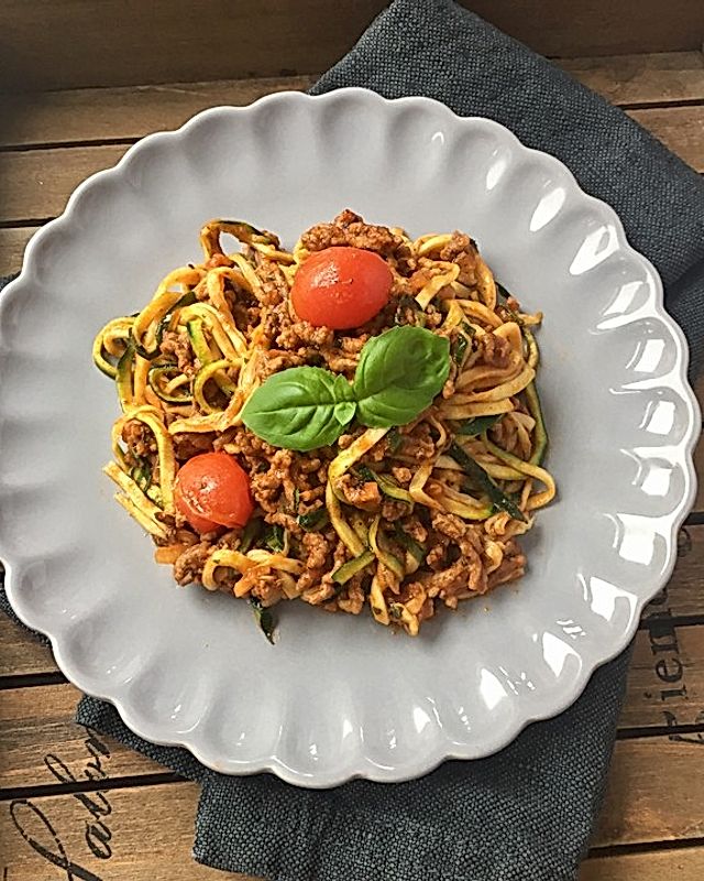 Zuchini-Spaghetti mit Hackfleisch-Tomaten-Soße