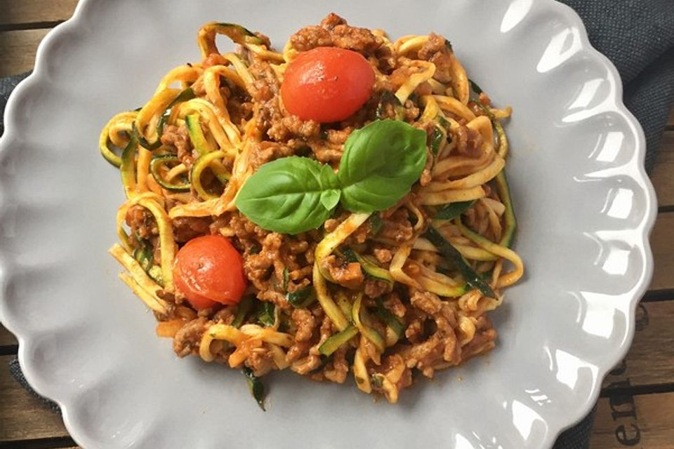 Zuchini-Spaghetti mit Hackfleisch-Tomaten-Soße