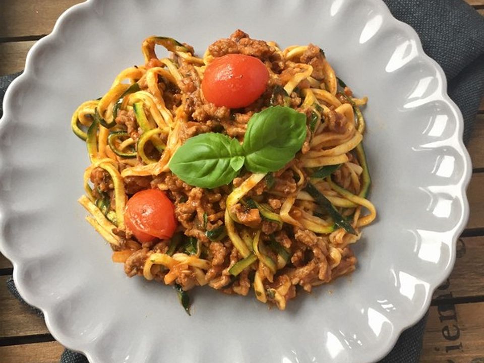 Zuchini-Spaghetti mit Hackfleisch-Tomaten-Soße von Sabrinamar| Chefkoch