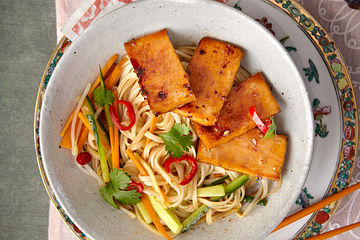 Vietnamesische Nudel-Bowl mit gebratenem Tofu
