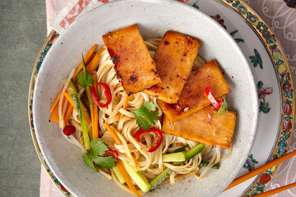 Vietnamesische Nudel-Bowl mit gebratenem Tofu