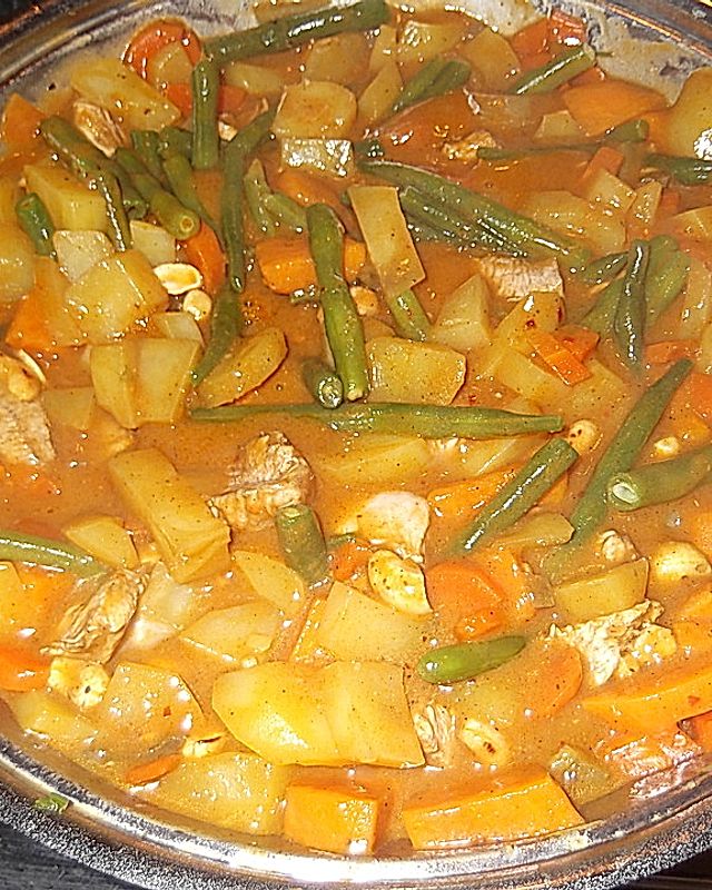 Indisches Curry mit Kartoffeln, Hähnchen und grünen Bohnen