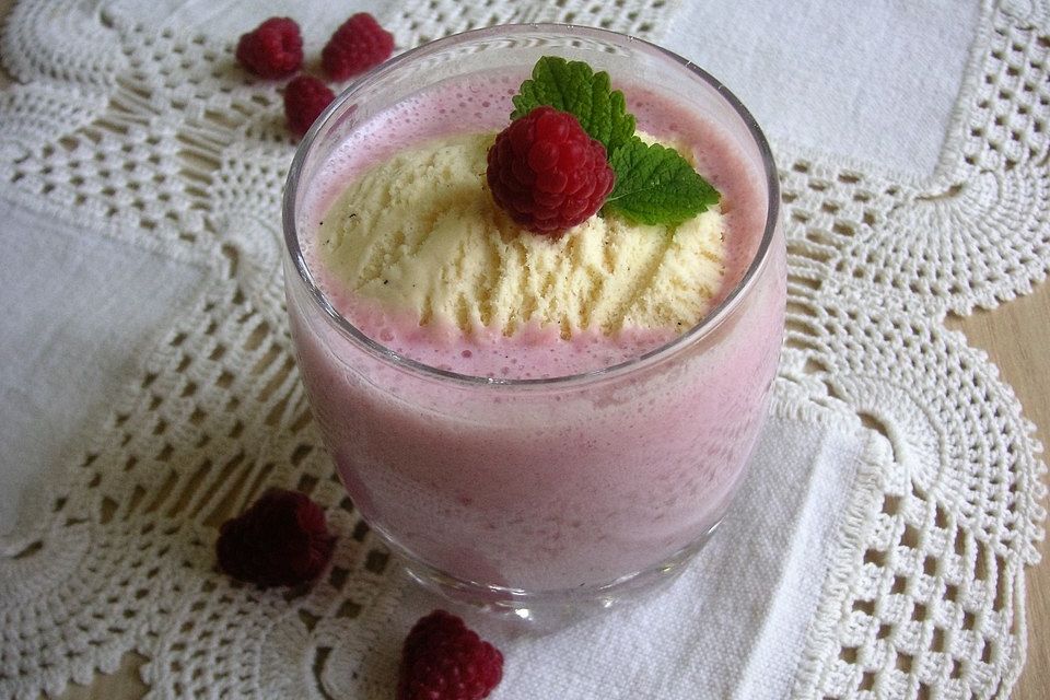 Himbeer-Milchshake mit Vanilleeis