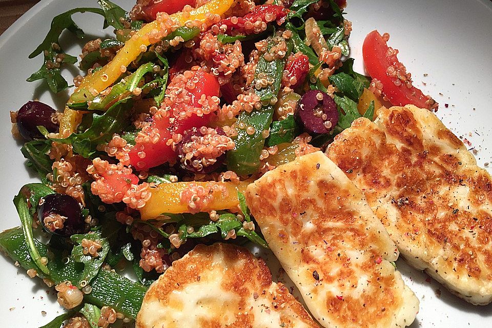 Quinoa-Salat mit gebratenem Halloumi