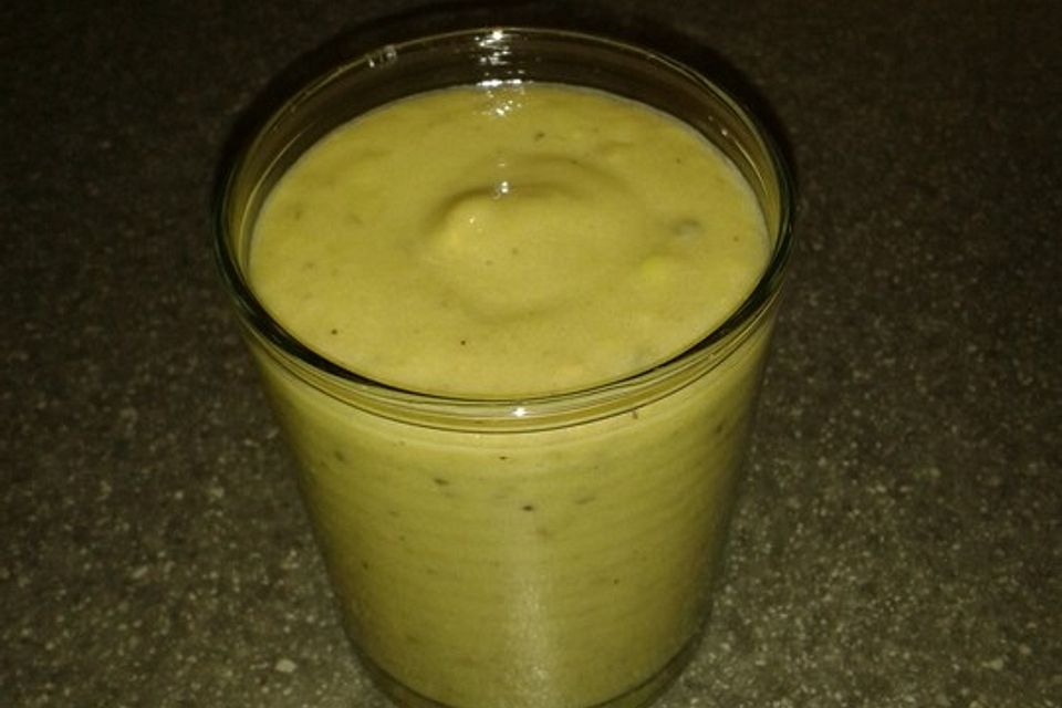 Smoothie mit Ananas, Kiwi und Avocado