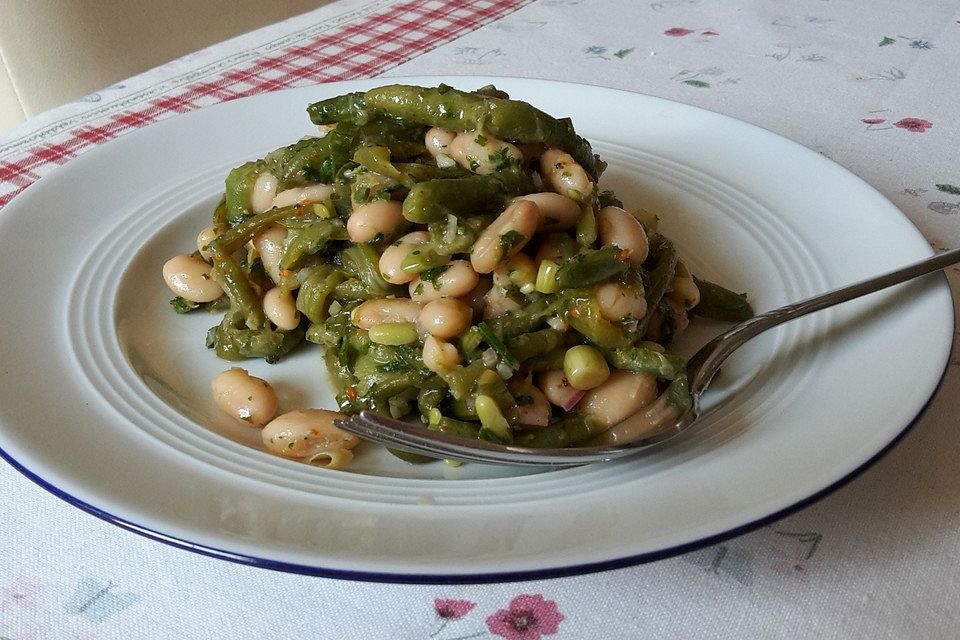 Salat aus Prinzessbohnen und weißen Bohnen