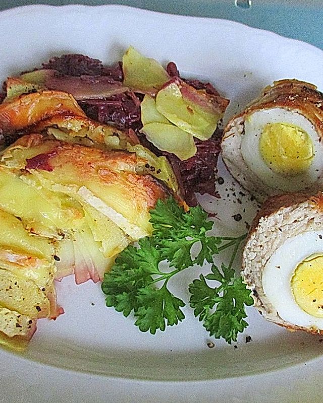 Überbackenes Ei im Schnitzel an Apfelrotkohl mit Kartoffeln