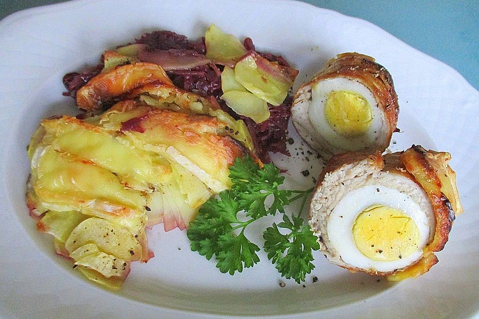 Überbackenes Ei im Schnitzel an Apfelrotkohl mit Kartoffeln