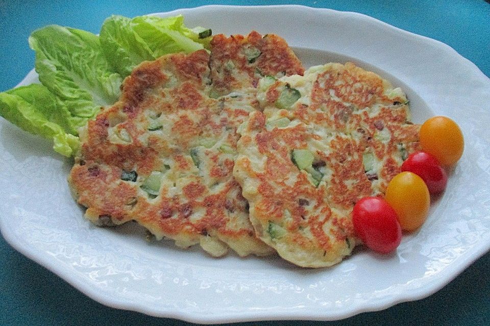 Herzhafte Quark-Pfannkuchen mit Schalotte, Oliven und Katenschinken