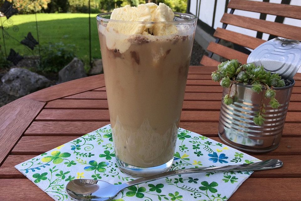 Eiskaffee mit Vanilleeis