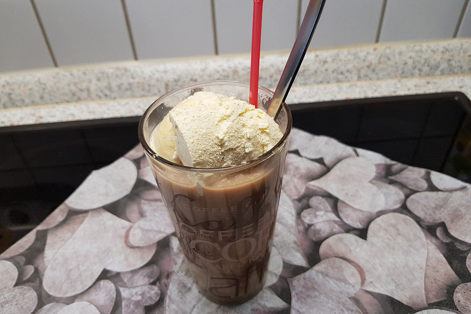 Eiskaffee mit Vanilleeis