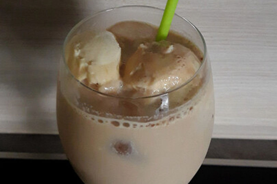 Eiskaffee mit Vanilleeis