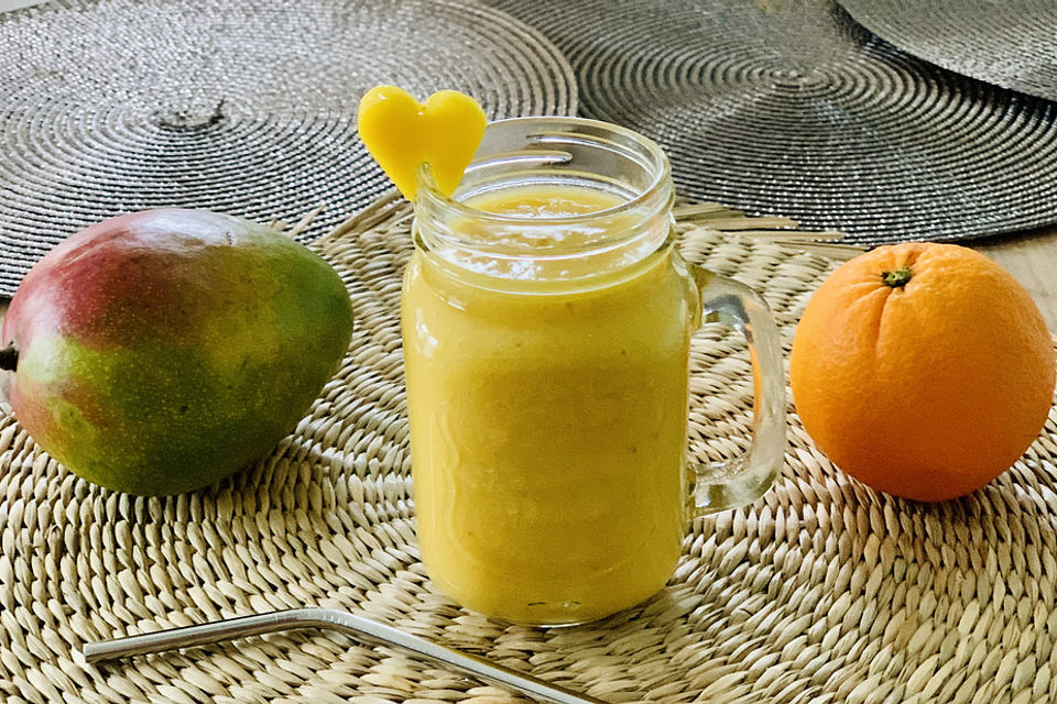 Mango-Orangen-Bananen Smoothie mit Limette