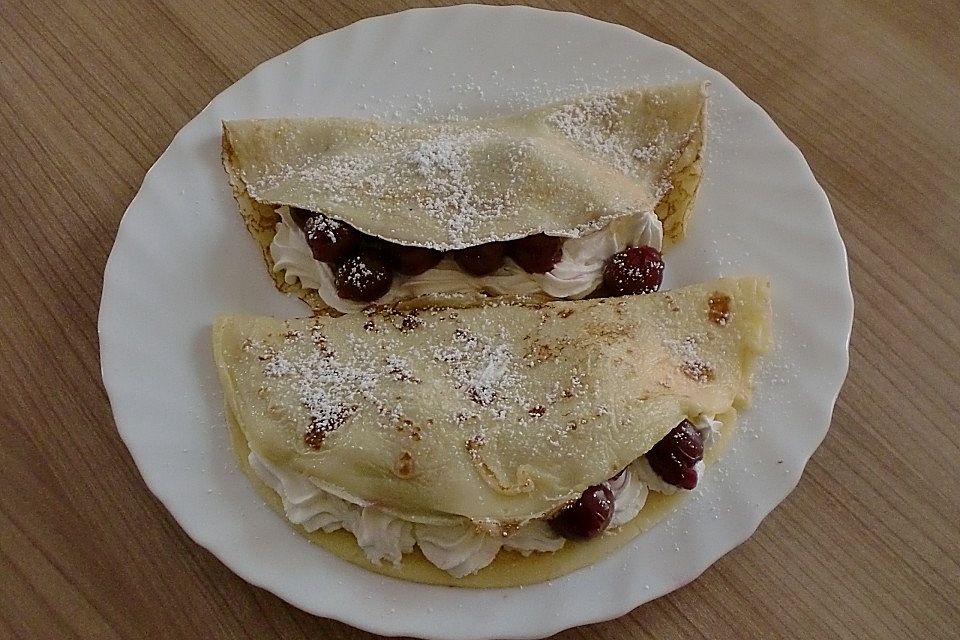 Crêpes mit Cremefüllung und Heidelbeeren