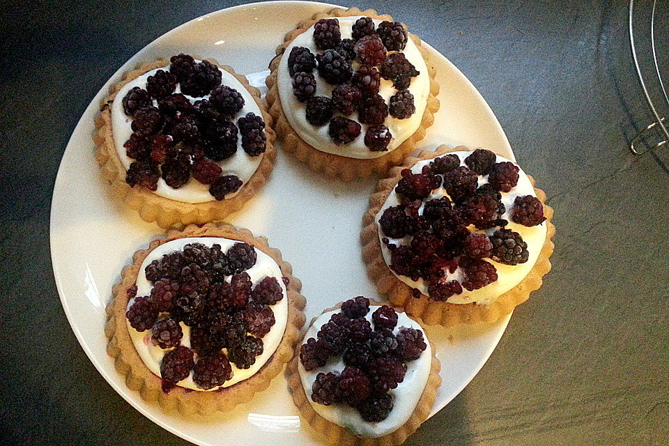 Brombeer-Torteletts mit Zitronencreme