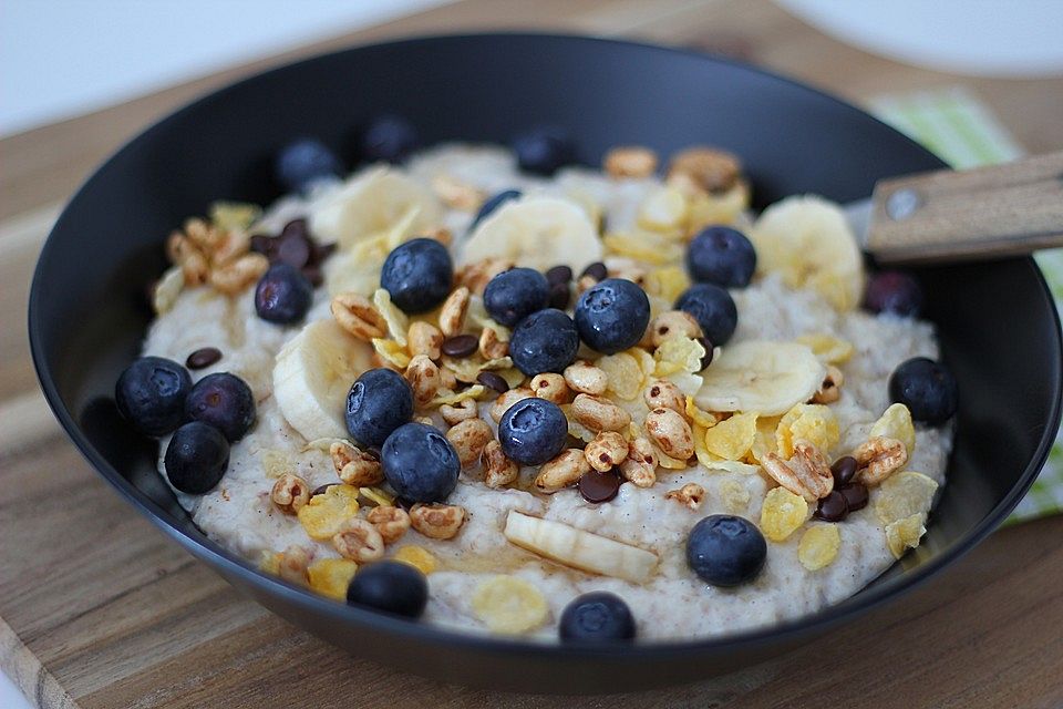 Porridge mit Bananen und Heidelbeeren