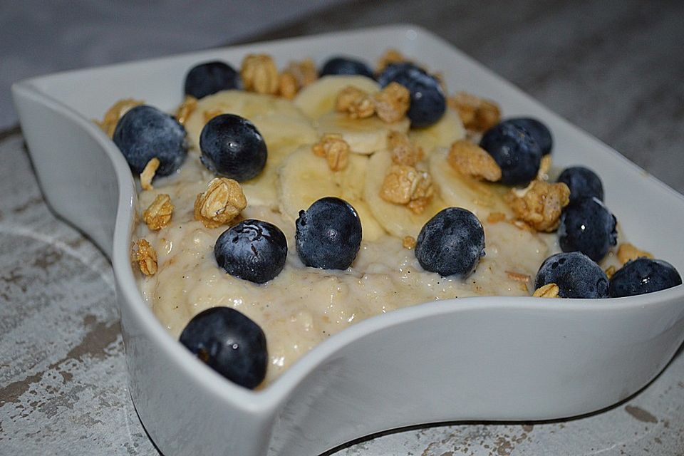 Porridge mit Bananen und Heidelbeeren