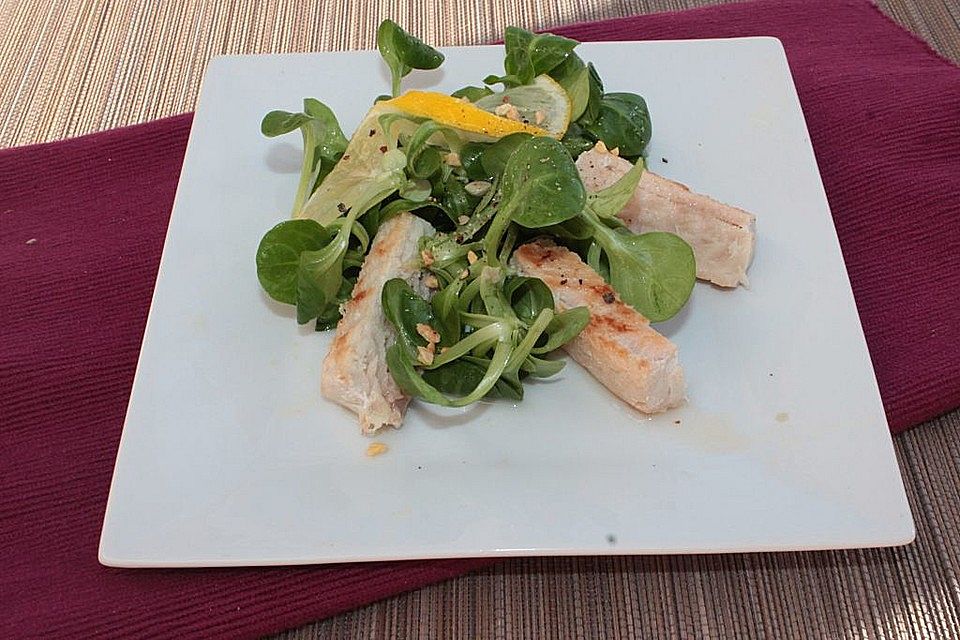 Gebratener Lachs auf Feldsalat in Zitronen-Essig-Dressing