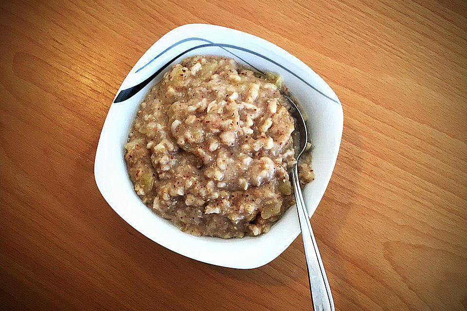 Apfel-Zimt-Haferflocken mit Nelken