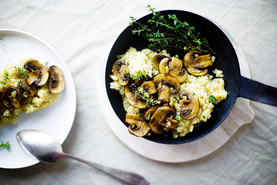 Quinoa-Pfanne mit Pilzen und Knoblauch