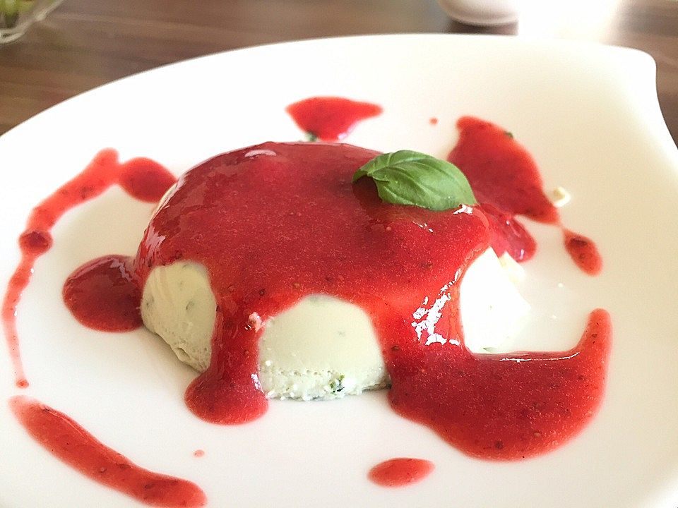 Basilikum-Panna Cotta mit Erdbeersoße von cvonskrb| Chefkoch