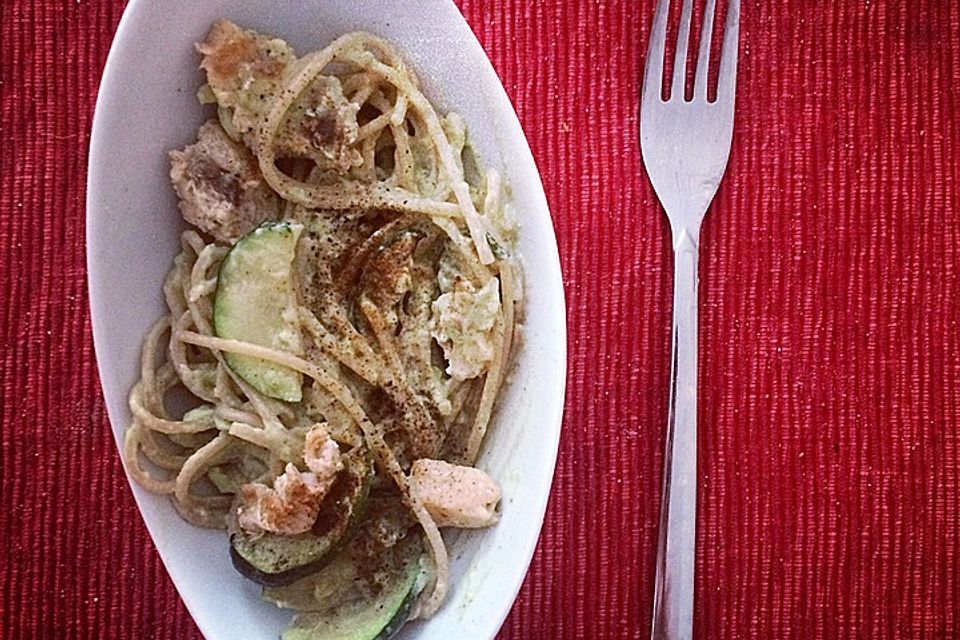 Vollkornspaghetti mit Avocadosoße, Zucchini und Lachs