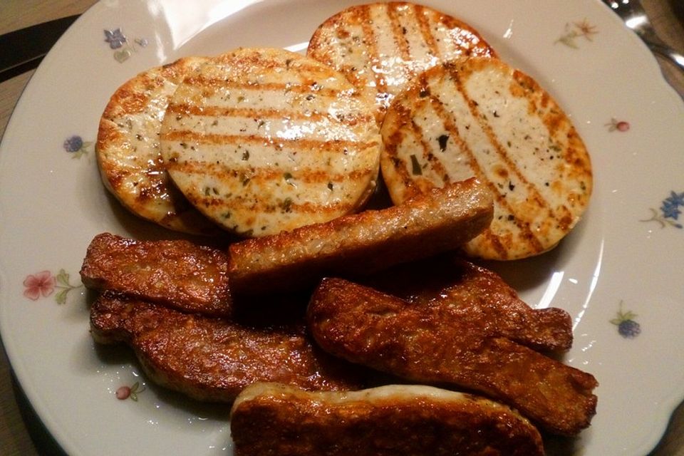 Gegrillter Halloumi mit Tomaten und Paprika