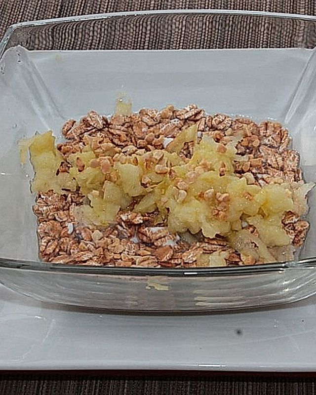 Dinkelflocken-Leinöl-Kokos-Frühstück mit Apfel
