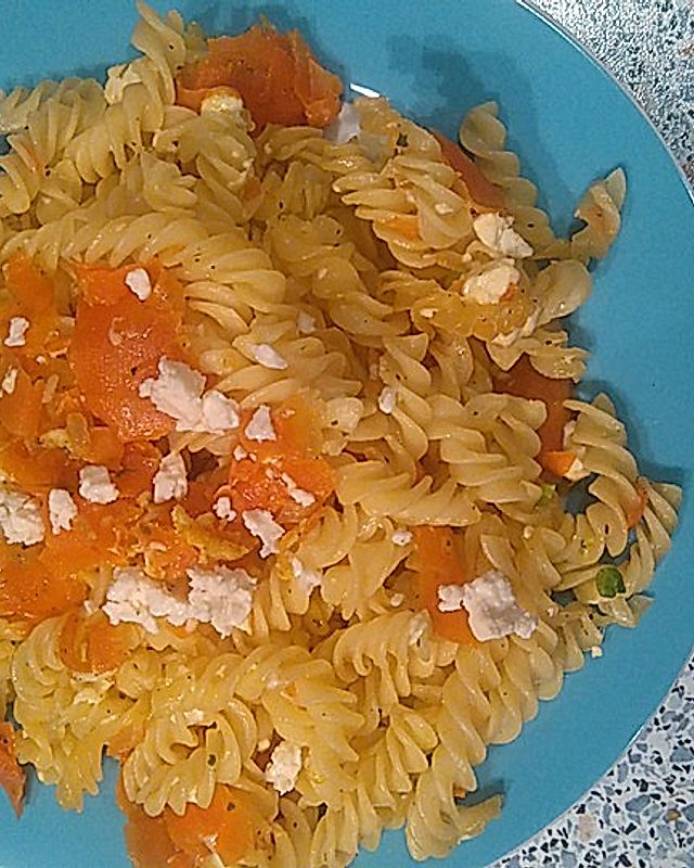 Karotten-Spaghetti mit Feta-Käse