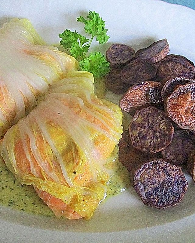 Lachsforellen-Chinakohlrouladen in Dill-Sahnesoße an frittierten lila Kartoffelscheiben