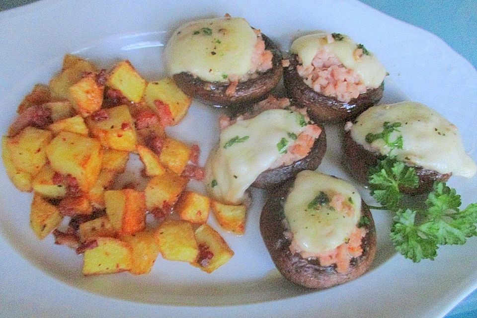 Gegrillte Mozzarella-Leberkäs-Champignons an Chili-Bratkartoffeln