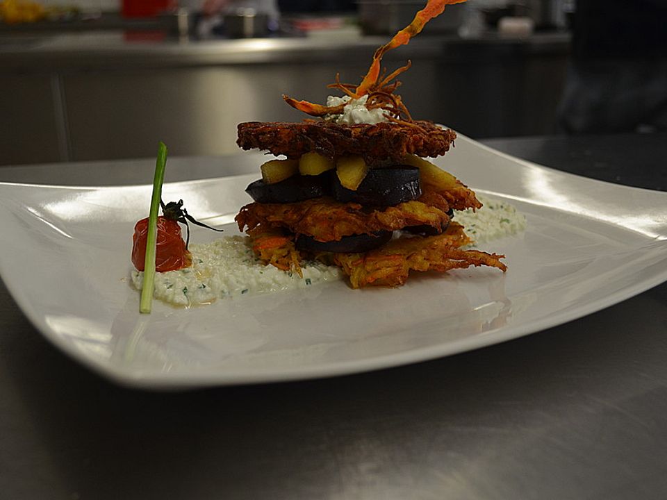 Rösti mit Blutwurst, Hüttenkäse und karamellisierten Apfelspalten von ...