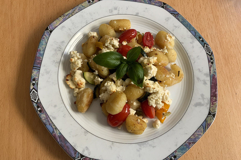 Gnocchi-Gemüse-Auflauf mit Fetakäse