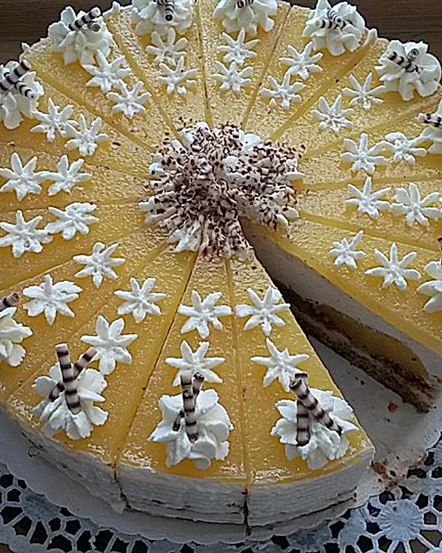 Geschichtete und sehr raffinierte Pfirsich-Mascarpone-Torte mit Mandel-Schokoboden