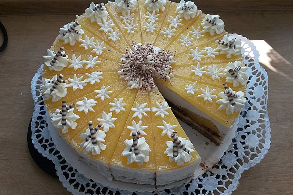 Geschichtete und sehr raffinierte Pfirsich-Mascarpone-Torte mit Mandel-Schokoboden