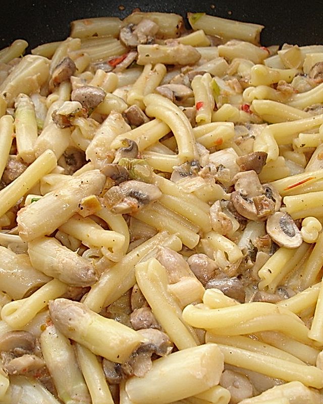 Spargel-Pilzragout mit Pasta