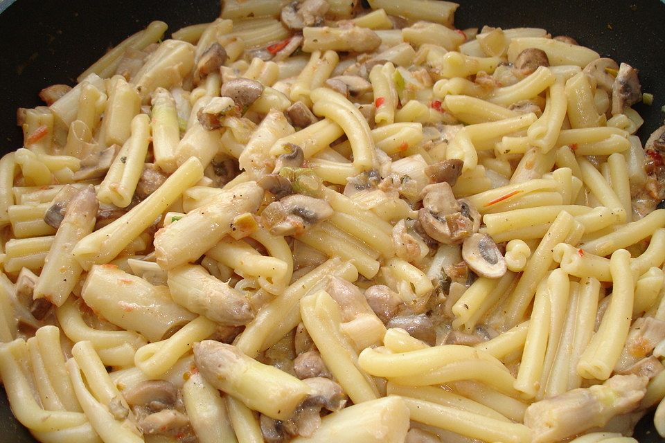 Spargel-Pilzragout mit Pasta