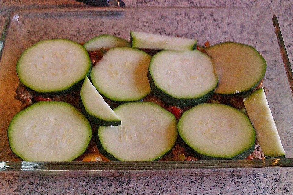 Zucchinihackfleischauflauf mit Käsekruste