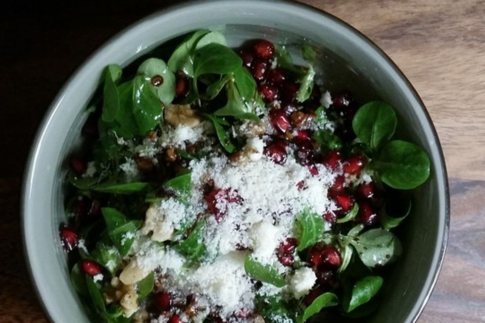 Feldsalat mit Granatapfelkernen, Walnuss und Parmesan