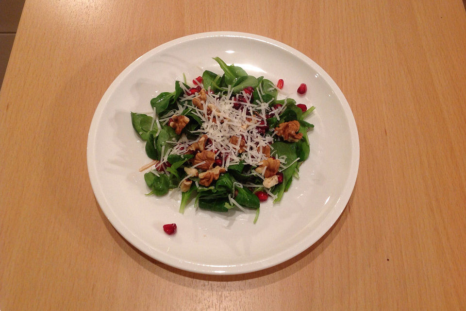 Feldsalat mit Granatapfelkernen, Walnuss und Parmesan