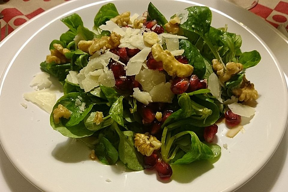 Feldsalat mit Granatapfelkernen, Walnuss und Parmesan