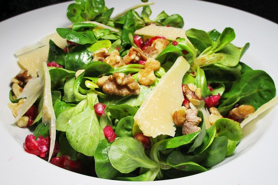 Feldsalat mit Granatapfelkernen, Walnuss und Parmesan