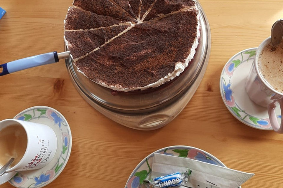 Omas saftiger Nuss-Kirsch-Kuchen mit Sahne-Joghurt-Decke