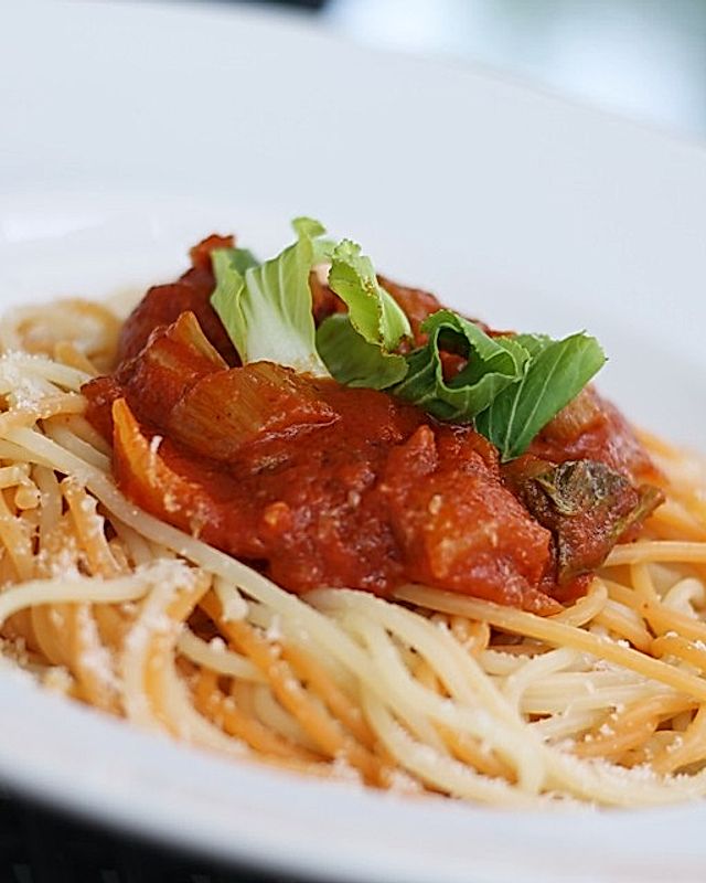 Spaghetti mit Tomatensugo Pak Choi und Salsiccia